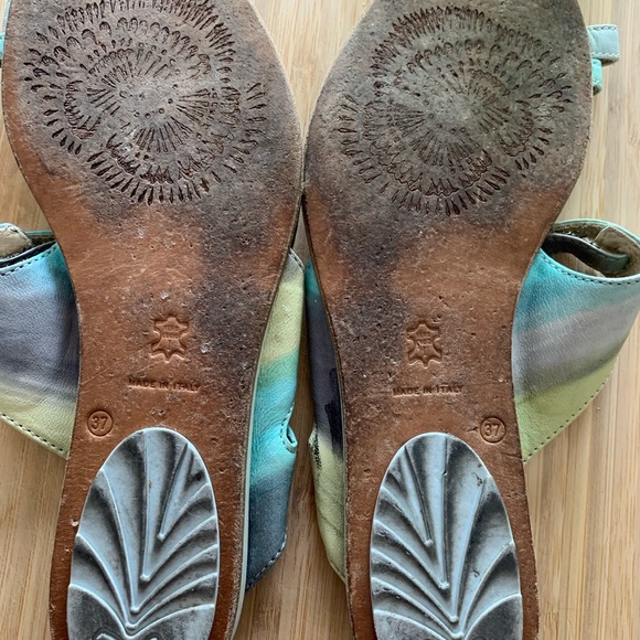 Puma slippers size 37 or a size 6. - Picture 3 of 3